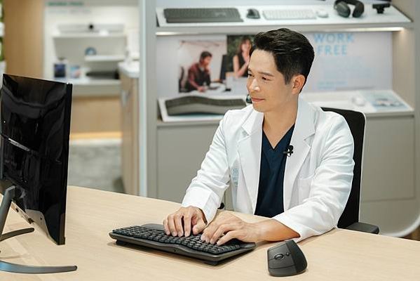 圖說02 復健科侯鐘堡醫師推薦Logitech人體工學系列產品