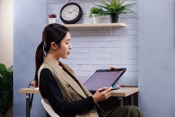 【新聞圖片5】LG gram Pro搭載可變更新率(VRR)技術，確保絲滑流暢的顯示效果、降低畫面撕裂，亦根據不同的工作需求客製化速率，在提升畫質的同時更能省電、免除電量焦慮。