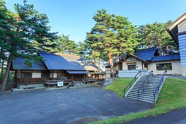 (圖3) 烏野高校排球隊每天跑步訓練的「歷史民俗資料館」(圖片來源：えぞと大自然のロマンの森)