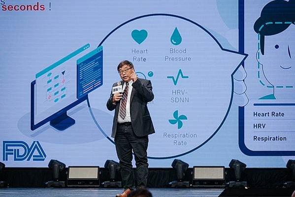 【德經處】FaceHeart鉅怡智慧總經理張紹堯則分享透過AI影像式生理資訊的FaceHeart Vitals，使用者能夠單憑一台平板、手機的攝影鏡頭，對準人臉拍攝，便可以連續性地量測心率、心律變
