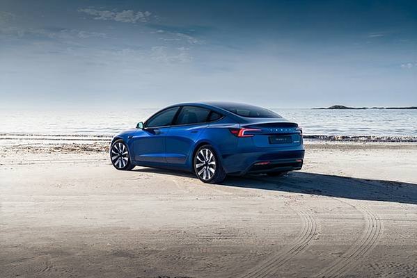 圖說：Model 3 煥新版現已於全台 Tesla 體驗店開放試駕服務，凡試駕體驗 Model 3 煥新版，即可參與 Tesla 線上商店三週年特別活動，有機會獲得尚未上市的限量「寵物模式氣球狗公仔」