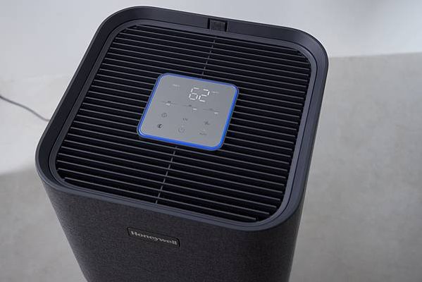 圖說：Honeywell太空機內建創新「多參數偵測科技」，即時顯示並掌控空氣品質狀況，對抗看不見的空汙威脅