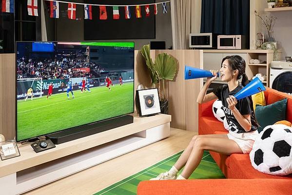 【新聞照片1】Neo QLED 8K智慧顯示器搭載最新NQ8 AI 第三代高效處理器，CPU速度較上代提升30%。內建AI動態捕捉技術，能自動進行動作偵測，用戶將無須擔心因殘影而錯過精彩的進球瞬間