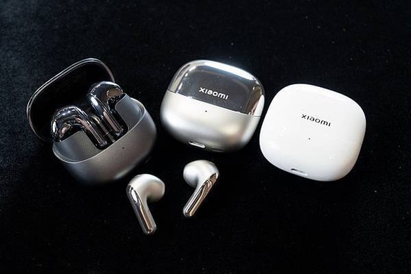 07. Xiaomi Buds 5 搭載高通 aptX Lossless 低失真格式，支援 16bit44.1kHz 高解析無損檔案，最高傳輸速率可達 1.2Mbps，呈現媲美親臨現場原聲，滿滿細節纖毫畢現。