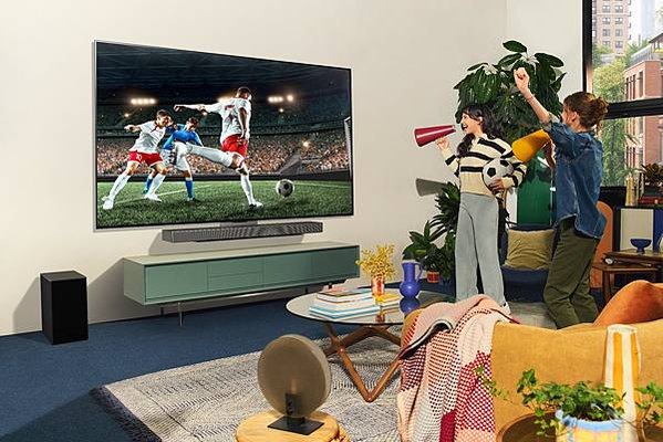 【新聞圖片1】LG OLED榮獲2024日本「影音界奧斯卡」VGP視聽大賞，讓你在家就能感受火熱的體育賽事氛圍