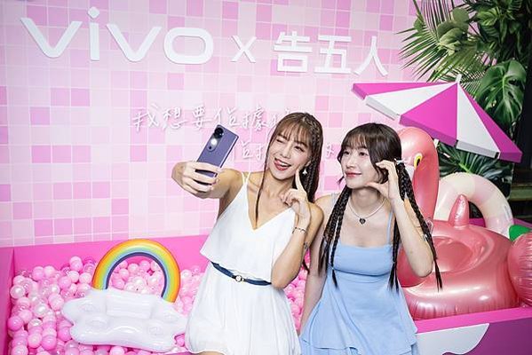 【新聞照片2】vivo回饋廣大V粉，即日起至2024年9月30日，凡於全台各大通路購買V40、V40 Pro，並至vivo官網登錄且通過審核者，可獲得價值5,500元的原廠螢幕意外保固12個月乙次