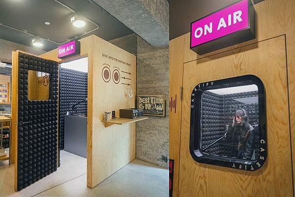 圖6. 在專屬錄音室內，消費者可於 10 分鐘內隨心創作專屬音樂作品，還可在卡帶上簽名及標註作品名稱