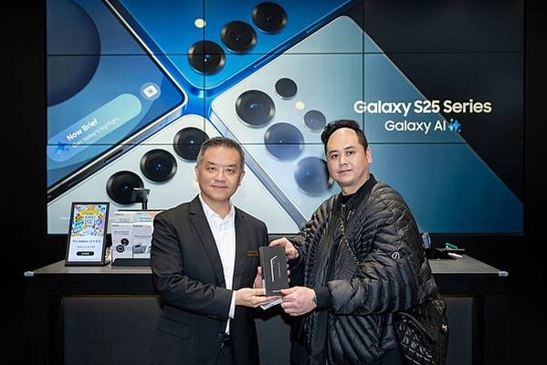 【新聞照片01】左起：台灣三星電子行動通訊事業部總經理陳啓蒙、消費者許先生