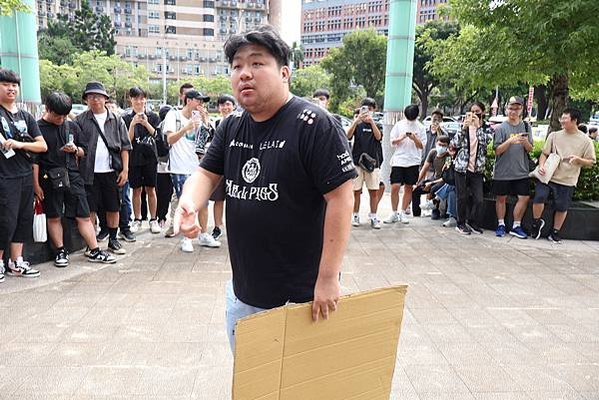 不滿執政黨施政無能，統神怒罵:賴清德下台