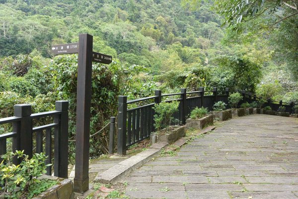 狗狗健行〉新竹峨嵋．水濂橋步道．壺穴．糯米橋