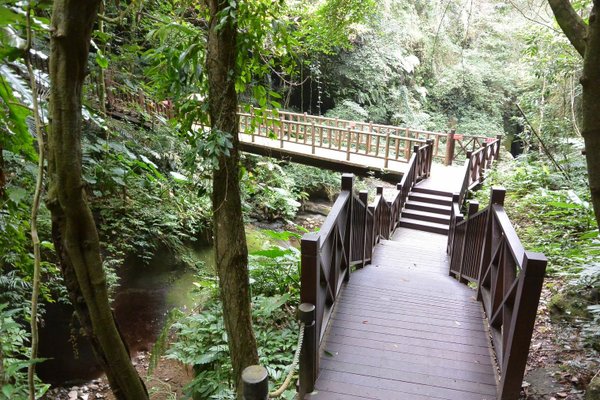 狗狗健行〉新竹峨嵋．水濂橋步道．壺穴．糯米橋