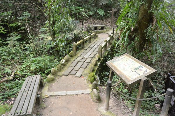 狗狗健行〉新竹峨嵋．水濂橋步道．壺穴．糯米橋