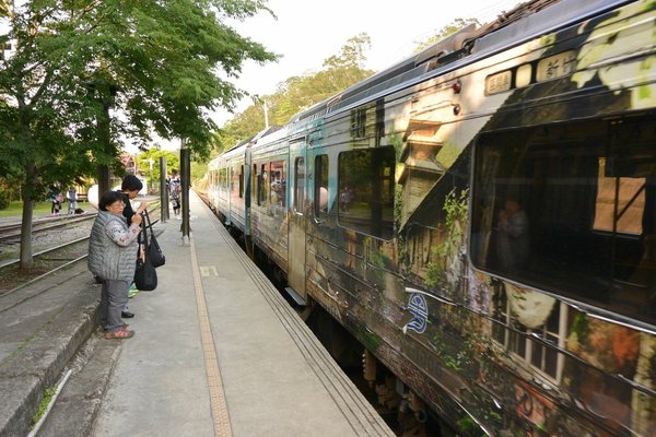 狗狗出遊〉新竹內灣．寵物推車上火車．合興車站．內灣老街