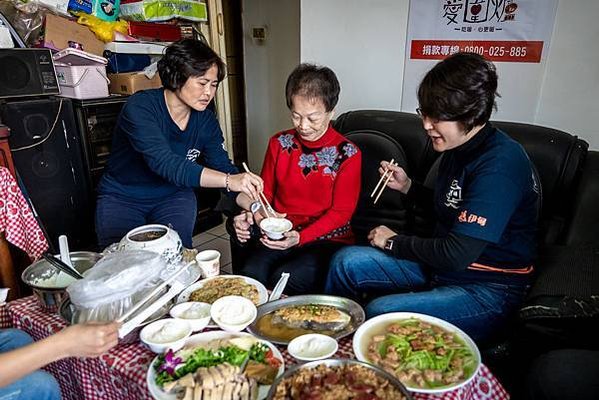 （圖說：伊甸新北市居家式照顧服務機構的同仁們陪清嬌阿嬤圍爐。）