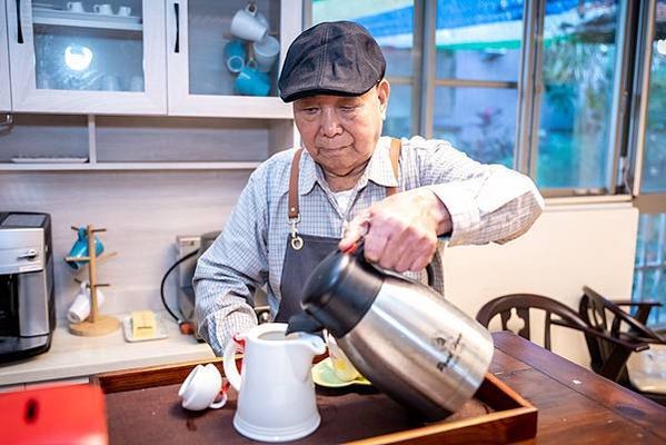 （圖說：阿順阿公正專心地調製著咖啡。）