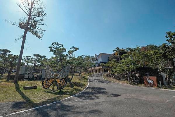 4圖說：災後重建，道路拓寬，遊覽車開得進村，促進觀光