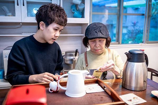 （圖說：護理師張競月協助阿蓮阿嬤調製飲料。）