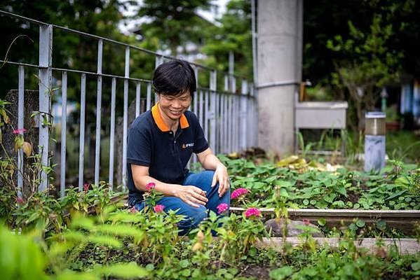 （圖說：宜蘭教養院教保員沈海花在院內推動「綠色處遇計畫」。）