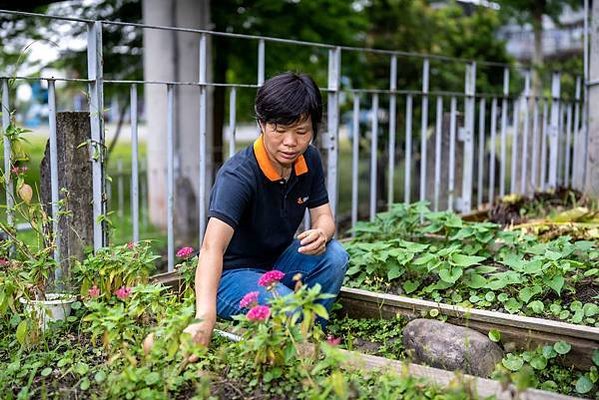 （圖說：同仁分享自身遭遇，讓沈海花走出過往陰霾。）