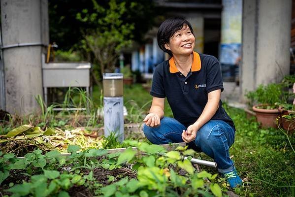 （圖說：沈海花在花園裡為我們介紹她珍愛的植物寶貝們。）