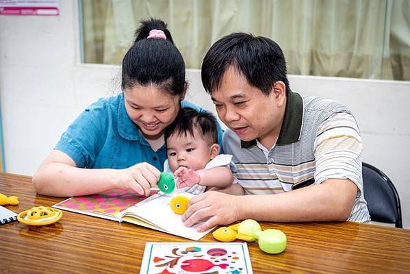 （圖說：伊甸愛明發展中心舉辦「非說Book送子鳥學堂」，鼓勵視障父母跟孩子親子共讀。）