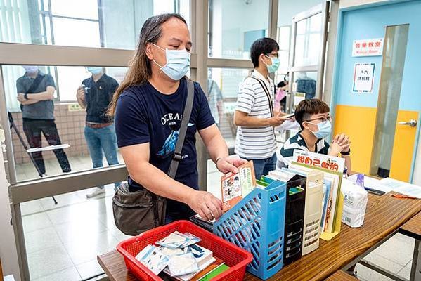 （圖說：新北市立圖書館提供雙視書籍讓愛明發展中心服務使用者借閱。）