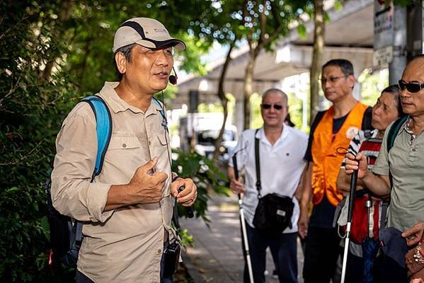 （圖說：蔡伯淵老師電台風格式的導覽解說，讓視障朋友們聽得津津有味。）