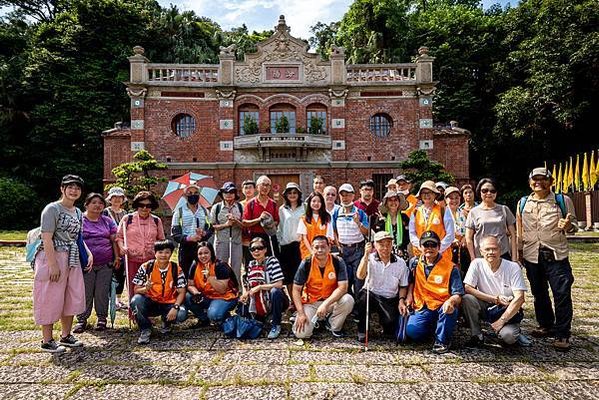 （圖說：蔡伯淵老師（圖右站立者）和參與活動的視障朋友們合照。）