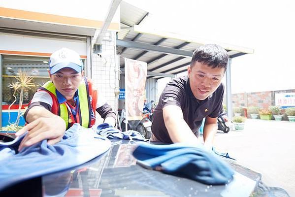 2圖說：李家銘就服員(右)帶著阿毅洗車。