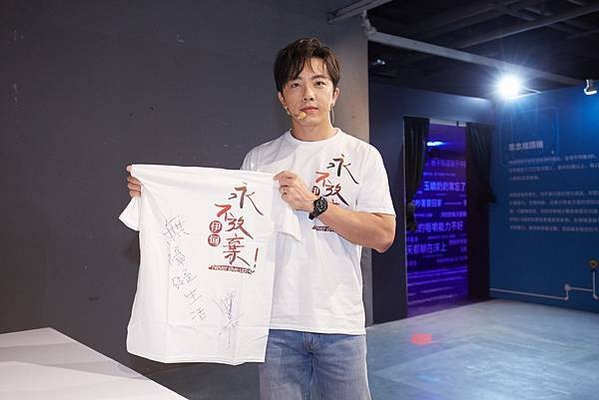 體驗年長者手部無力的狀態，坤達勉強完成簽名。