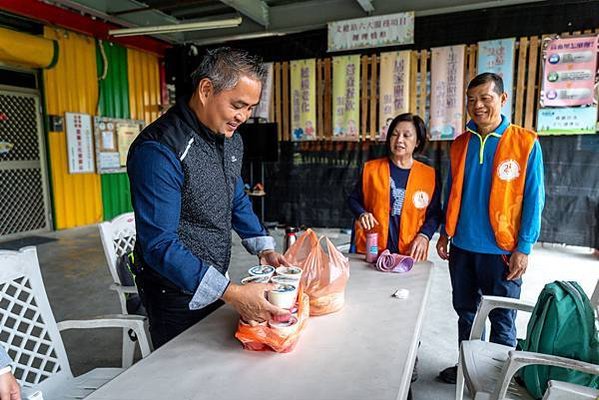 9圖：牧師送早餐來囉。