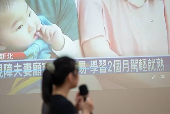 YAO08636圖說：張維純分享媒體拍攝學習育兒畫面。