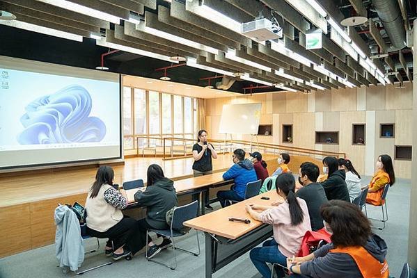 YAO083989圖說：視障重建中心辦理育兒講座。