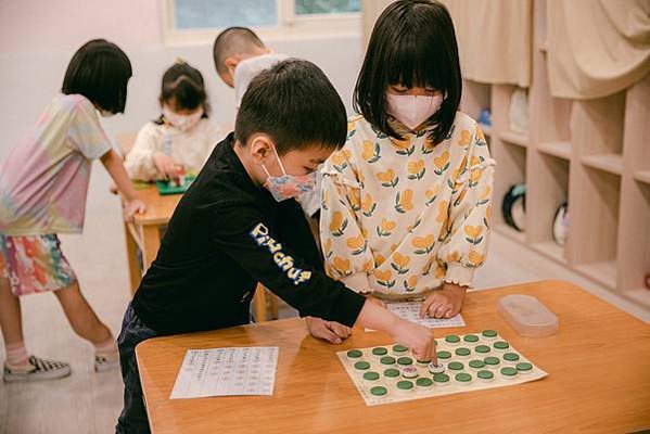 0133圖說：下象棋。
