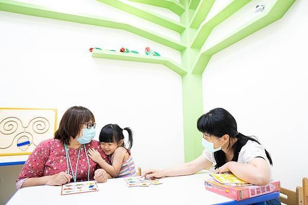 a-01934圖說：小孺在早療課跟媽媽撒嬌。