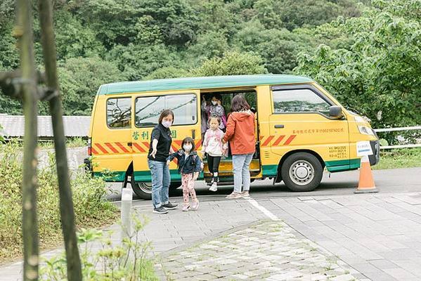 6455圖說：園長迎接娃娃車。