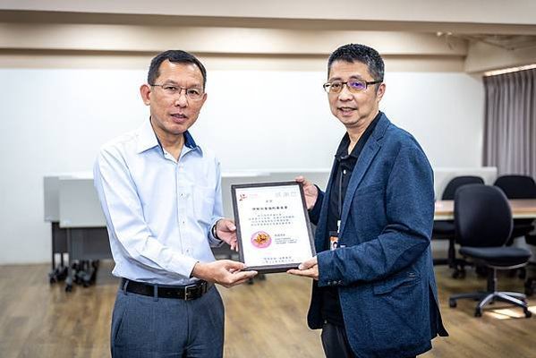 香港復康會首席營運總監霍彩福頒發感謝狀給伊甸基金會副執行長曹儉。