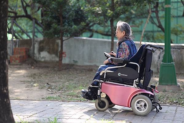 0106圖說：沈淑雅優雅地「走」在人行道上。