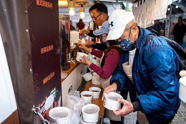 坪林長輩化身餐車一日店長 證明人老心不老