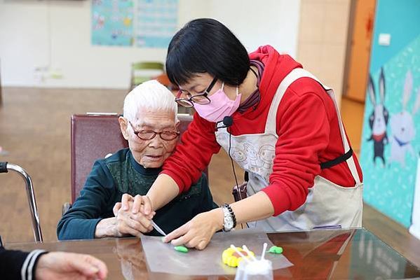 0132圖說：陳姵潔指導長輩輕黏土課程。