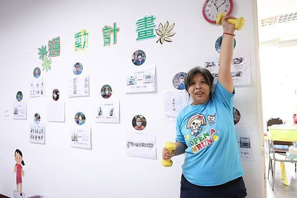 0210圖說：學員運動維持體能。