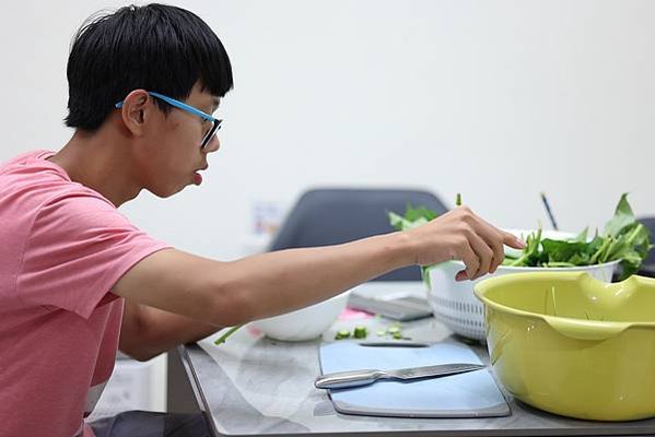 0437圖說：挑去地瓜葉的粗菜梗。