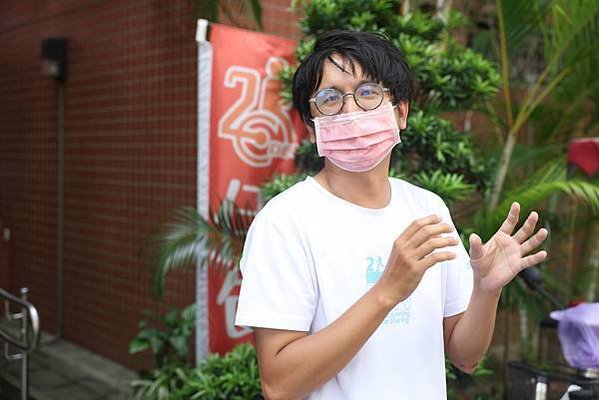 0380圖說：李培源稱讚文文的清潔水準。