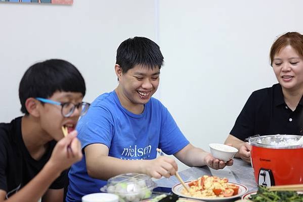 0756圖說：歡樂的晚餐時光。