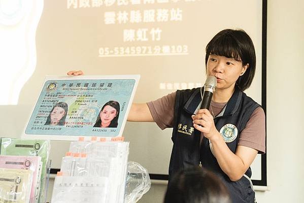 ip-1108圖說：移民署社工陳虹竹提醒居留事項。