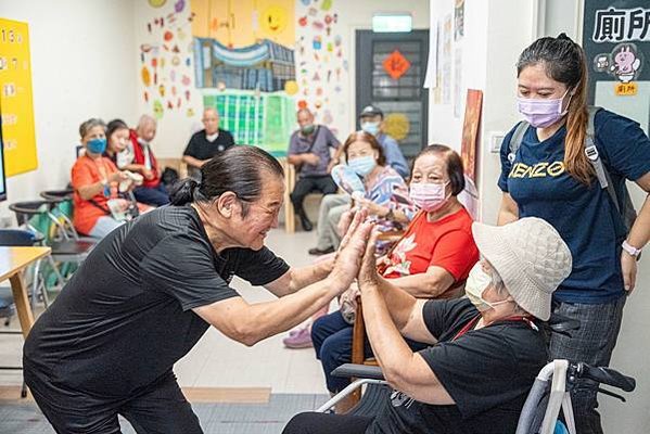 05282圖說：楊潤琳認為人皆生而平等，所以交朋友不分貧富貴賤。