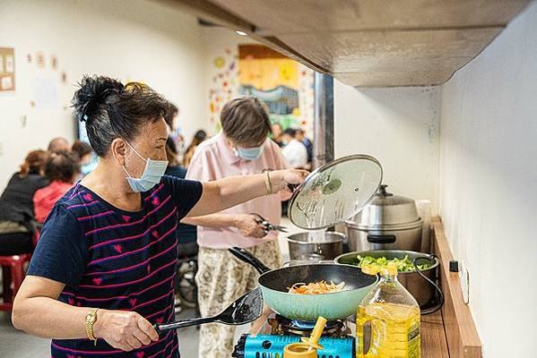 05428圖說：大家輪流上陣，預備午餐。