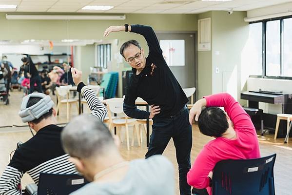 身障日照物理治療師積極介入 個案進步家長肯定服務