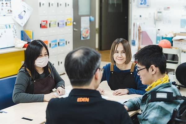 身障日照物理治療師積極介入 個案進步家長肯定服務