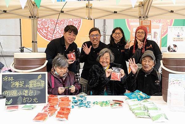 天冷來喝杯茶吧！ 坪林長輩熱情款待